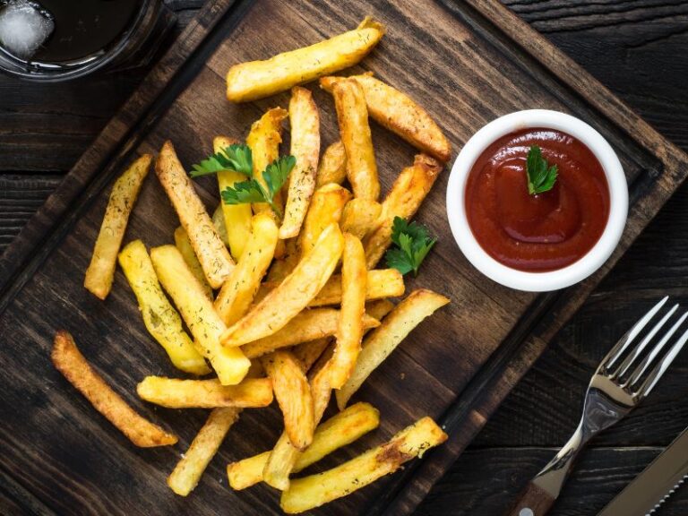 Knusprige Pommes mit Sauce im Genusswerk Willingen