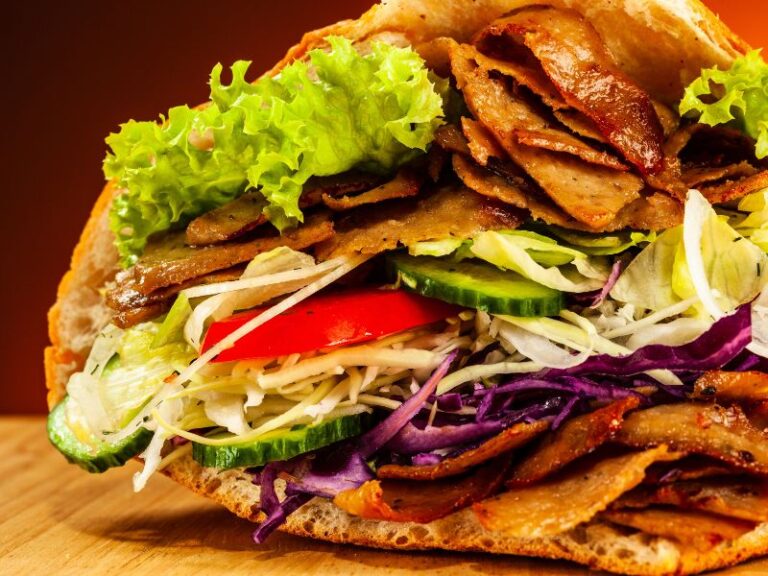 Frischer Döner mit Fleisch, Salat, Gurke und Kraut im Genusswerk Willingen