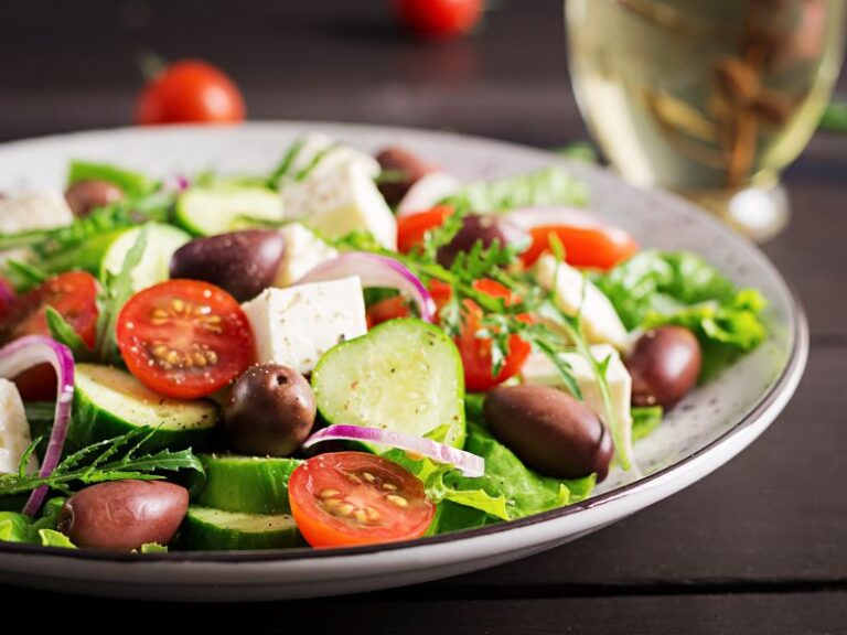Frischer Salat mit Tomaten, Gurken, Oliven und Käse im Genusswerk Willingen