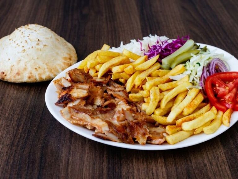 Dönerteller mit Pommes, Salat und Brot im Genusswerk Willingen