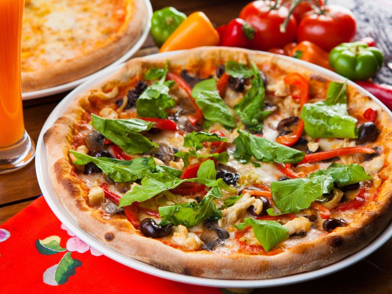 Frisches Essen bei Genusswerk Willingen mit Döner Pizza und Salat